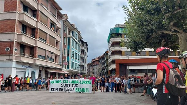 Concentración este mediodía en Beasain. Foto: AHT Gelditu plataforma