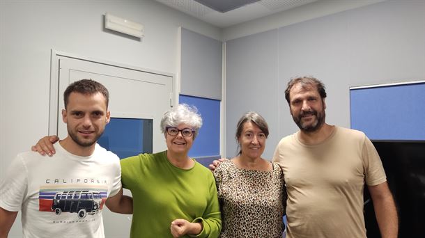 Miembros de Puro Relajo (Iosu Burguete y Jorge García) junto a Almudena Cacho e Idoia Jauregi.