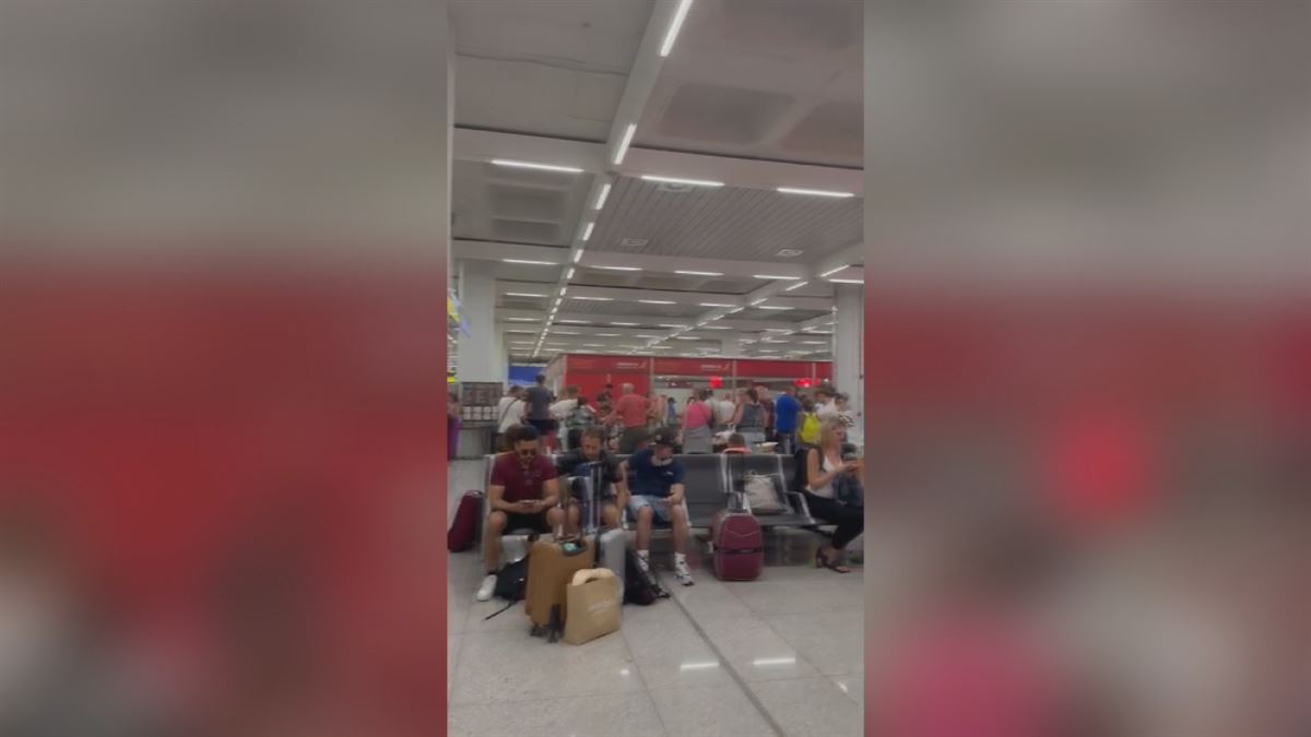 Aeropuerto de Palma de Mallorca, esta mañana. Imagen obtenida de un vídeo de EITB Media.