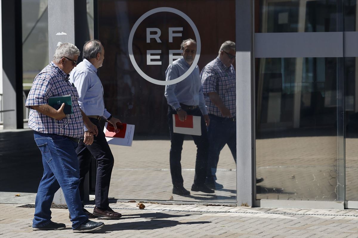 Primeros asistentes a la reunión convocada por Rocha en la RFEF. Foto: EFE