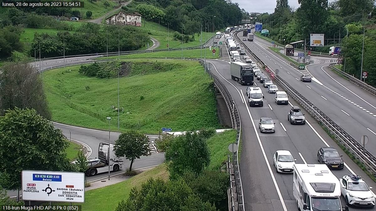 Retenciones a la altura de Irun. Foto: @trafikoaEJGV