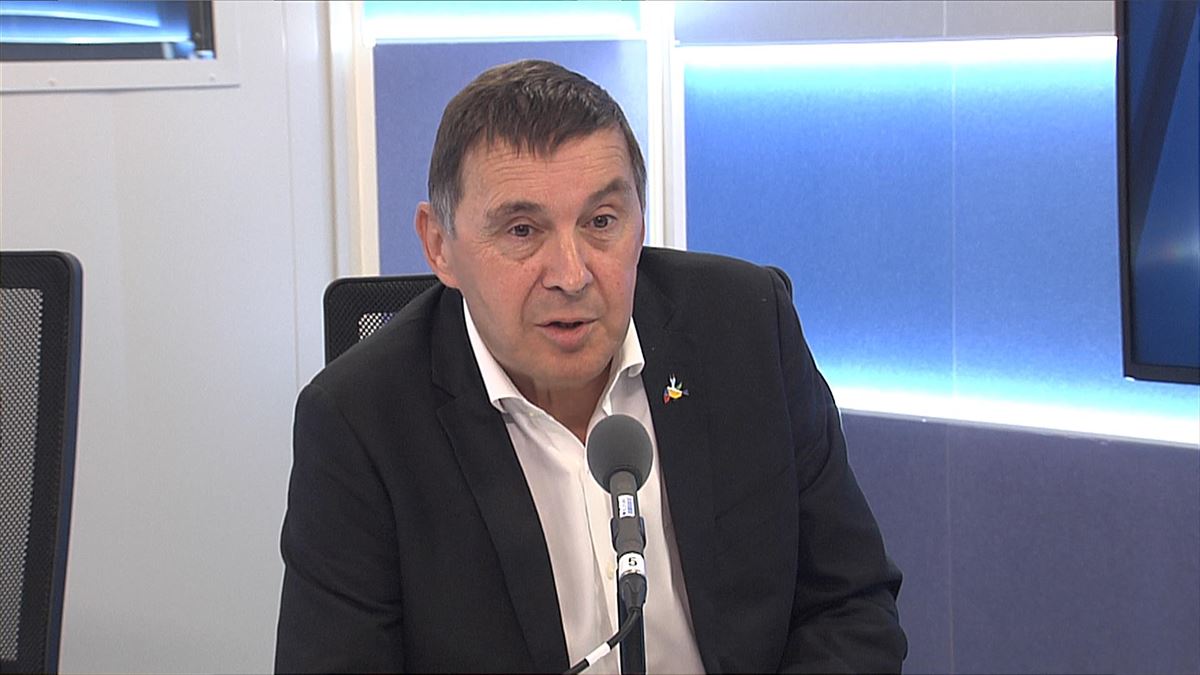 Arnaldo Otegi durante la entrevista en Radio Euskadi 