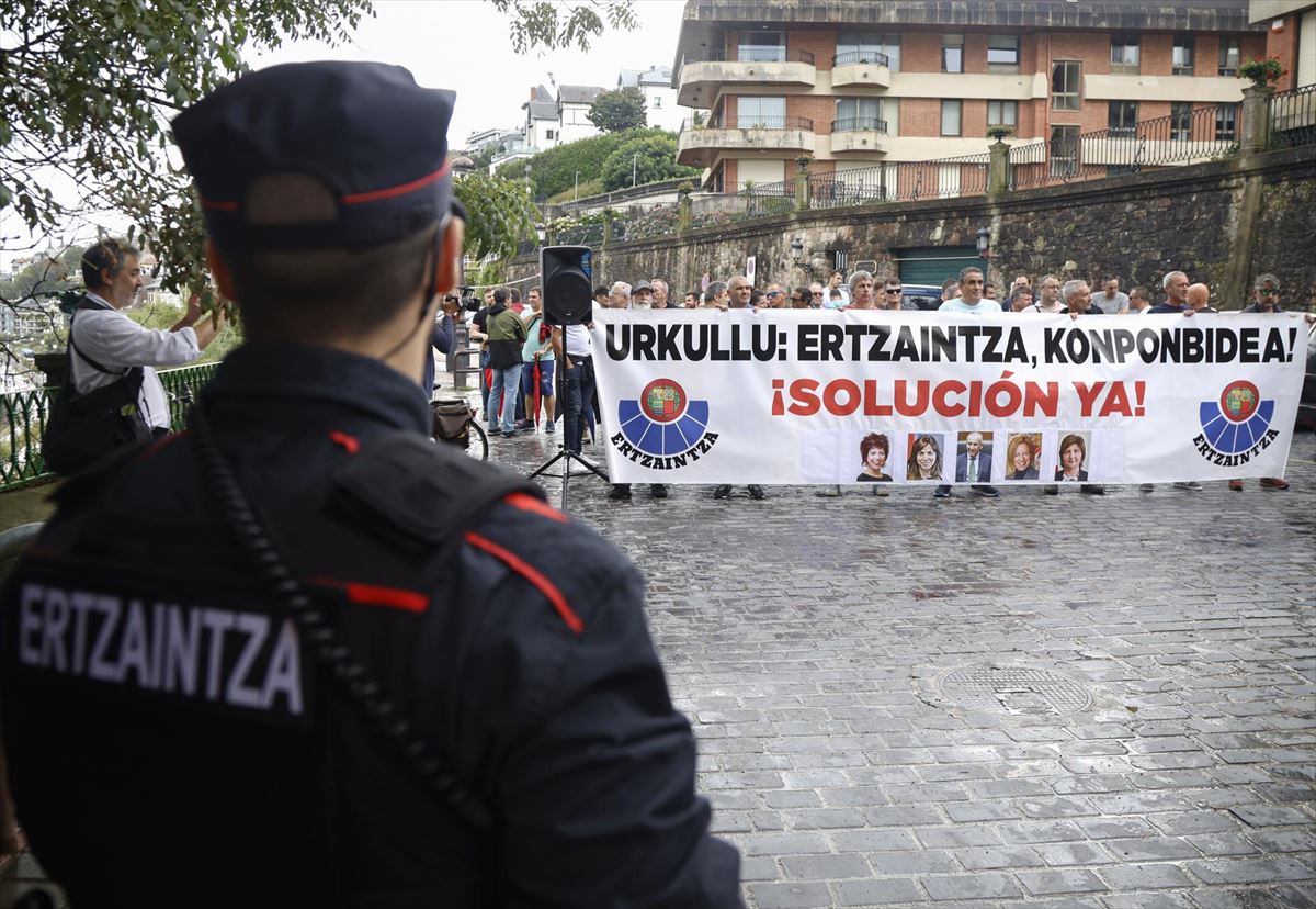 Ertzainen protesta Donostiako Miramar Jauregian ondoan. Argazkia: Efe