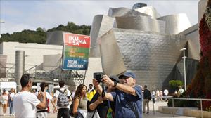 Una pareja de turistas frente al Guggenheim Bilbao. EFE