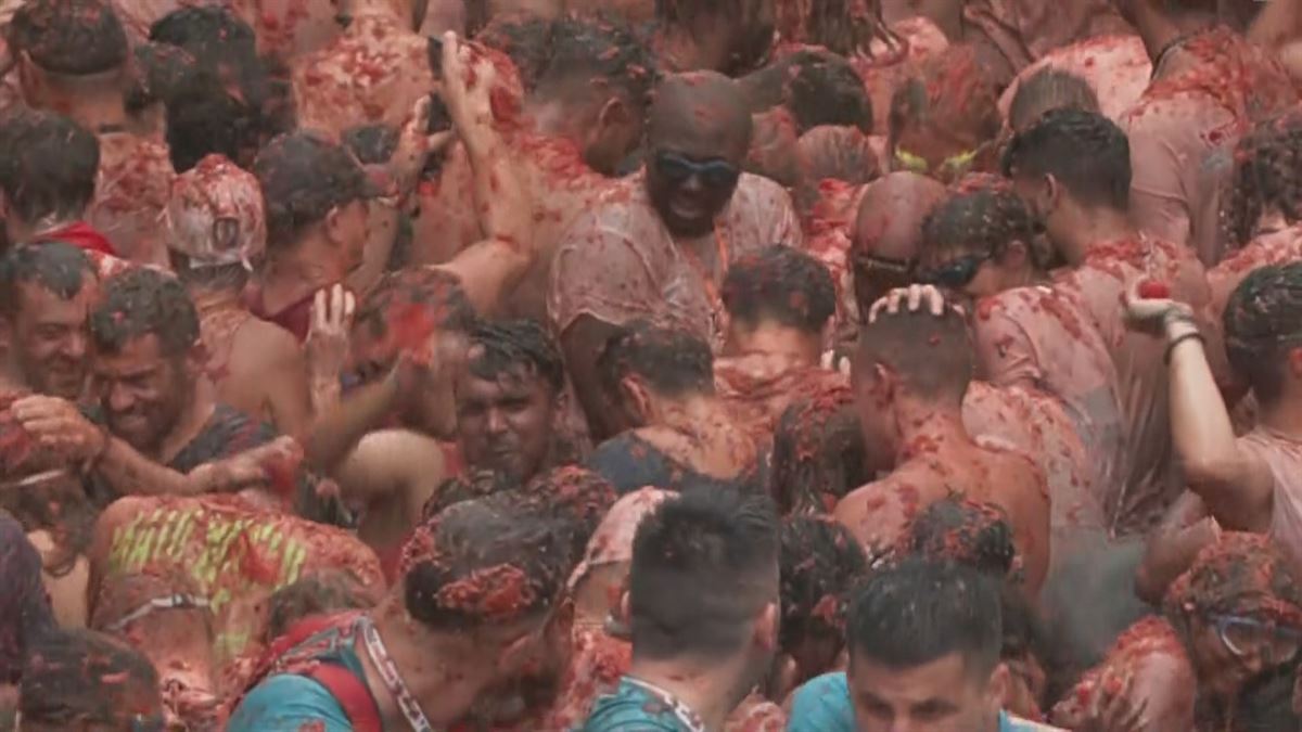 Tomatina. Imagen obtenida de un vídeo de Agencias.