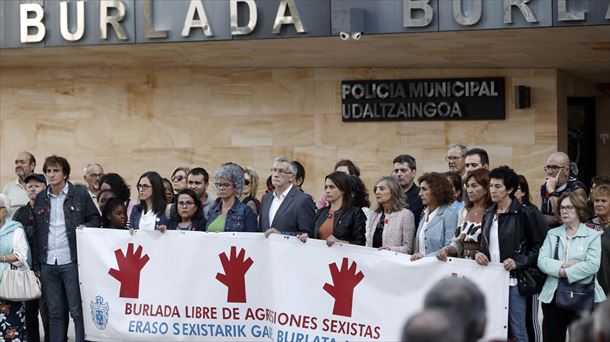 Concentración en Burlada para condenar la agresión sexual a una menor en fiestas. Foto: EFE.