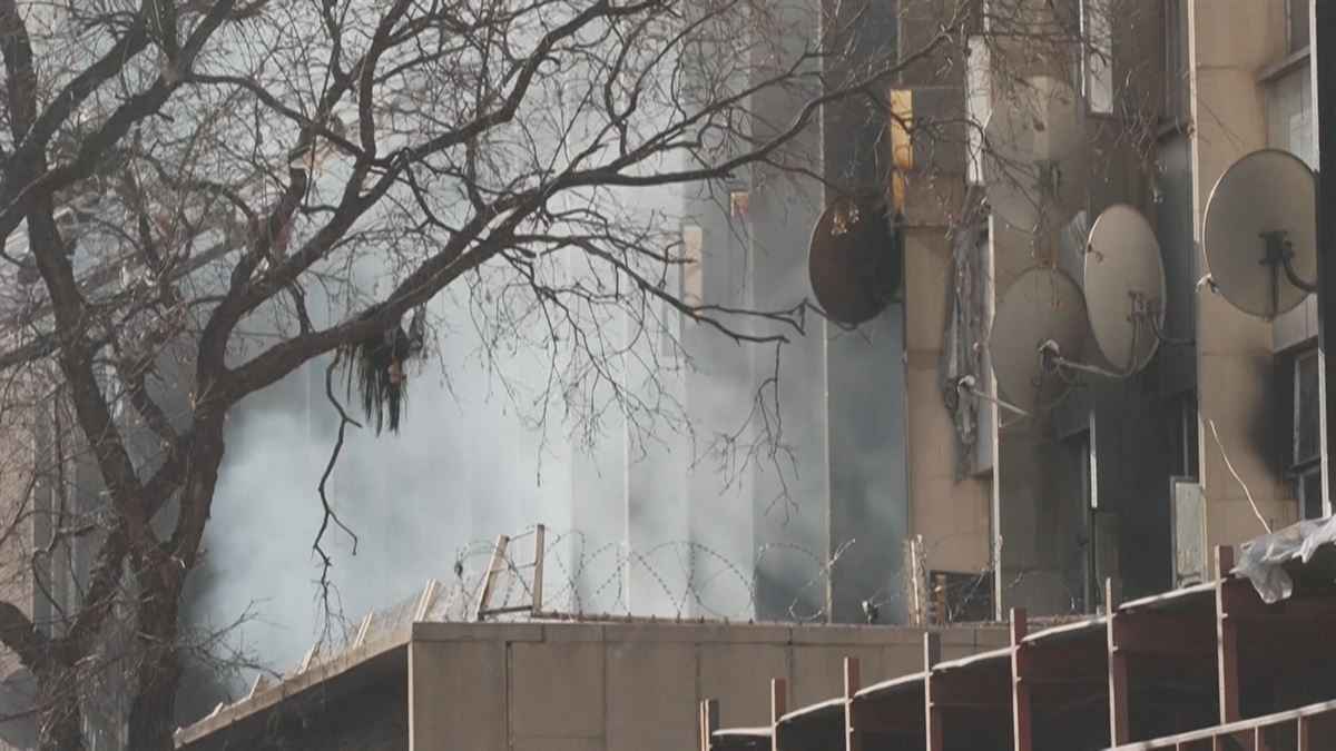 Incendio en Johannesburgo. Imagen obtenida de un vídeo de Agencias.