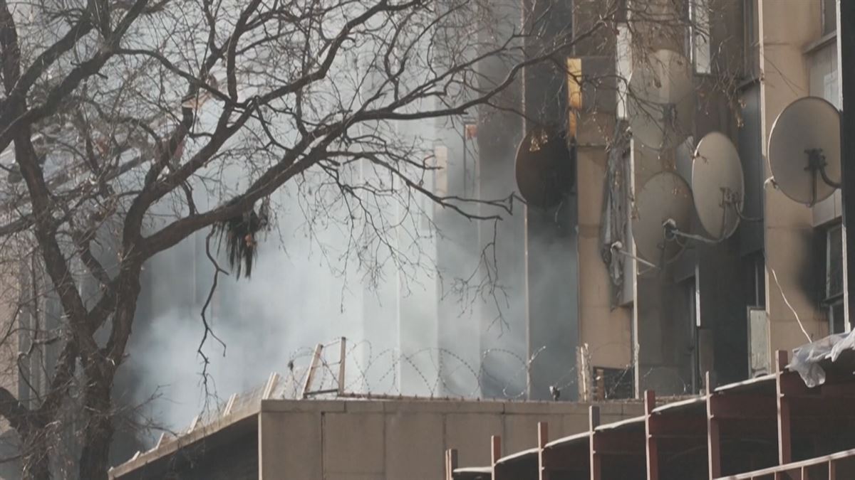 Sutea Johannesburgen. Agentzietako bideo batetik ateratako irudia.