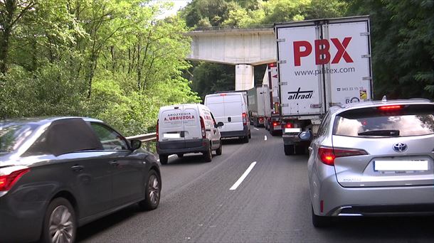 El accidente de Villabona ha colapsado la A-15 y las carreteras del entorno. EITB Media