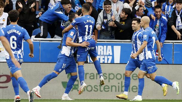 Jugadores del Alavés celebrando el gol. Foto: EFE