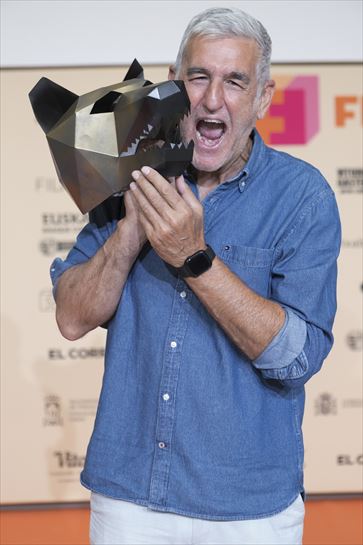 Juanma Iturriaga, con una careta de lobo