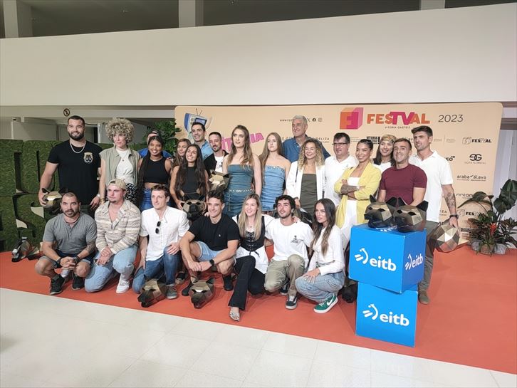 Concursantes de La Caza juto con Juanma Iturriaga