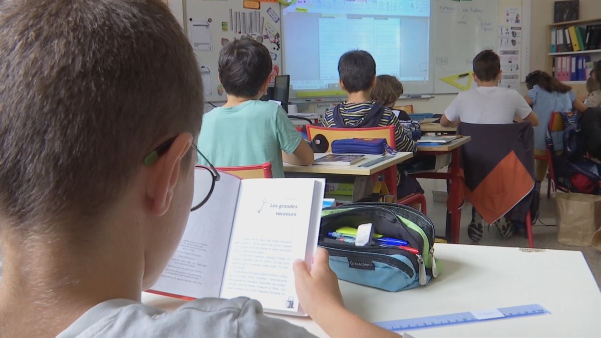 Un estudiante leyendo. Imagen obtenida de un vídeo de EITB Media.