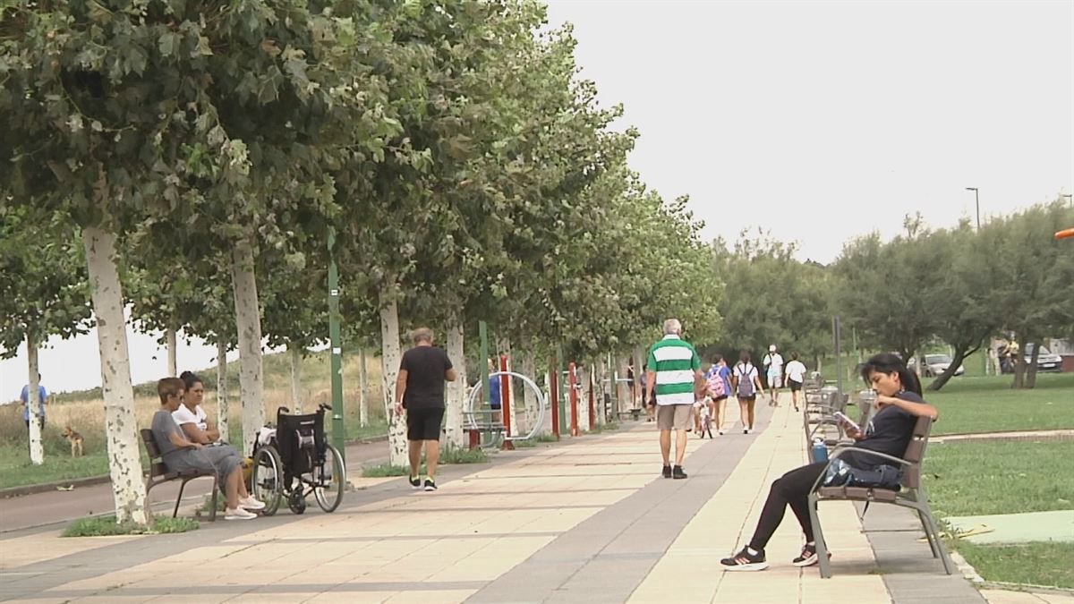 Gente paseando. Imagen obtenida de un vídeo de EITB Media.