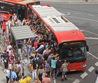 Decenas de personas empujan un Bilbobus para liberar a un peatón atrapado bajo el vehículo