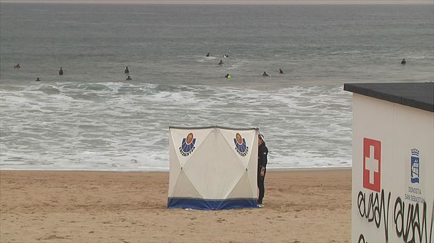 Biombo de la Ertzaintza en la playa de la Zurriola. Captura de imagen de un vídeo de EITB Media.