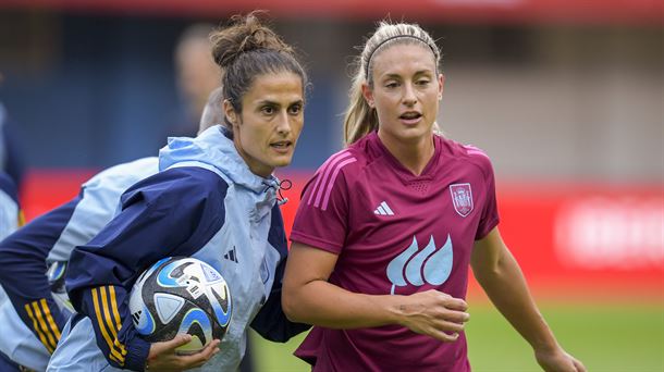 Montse Tomé, a la izquierda, junto a Alexia Putellas. Foto: EFE.