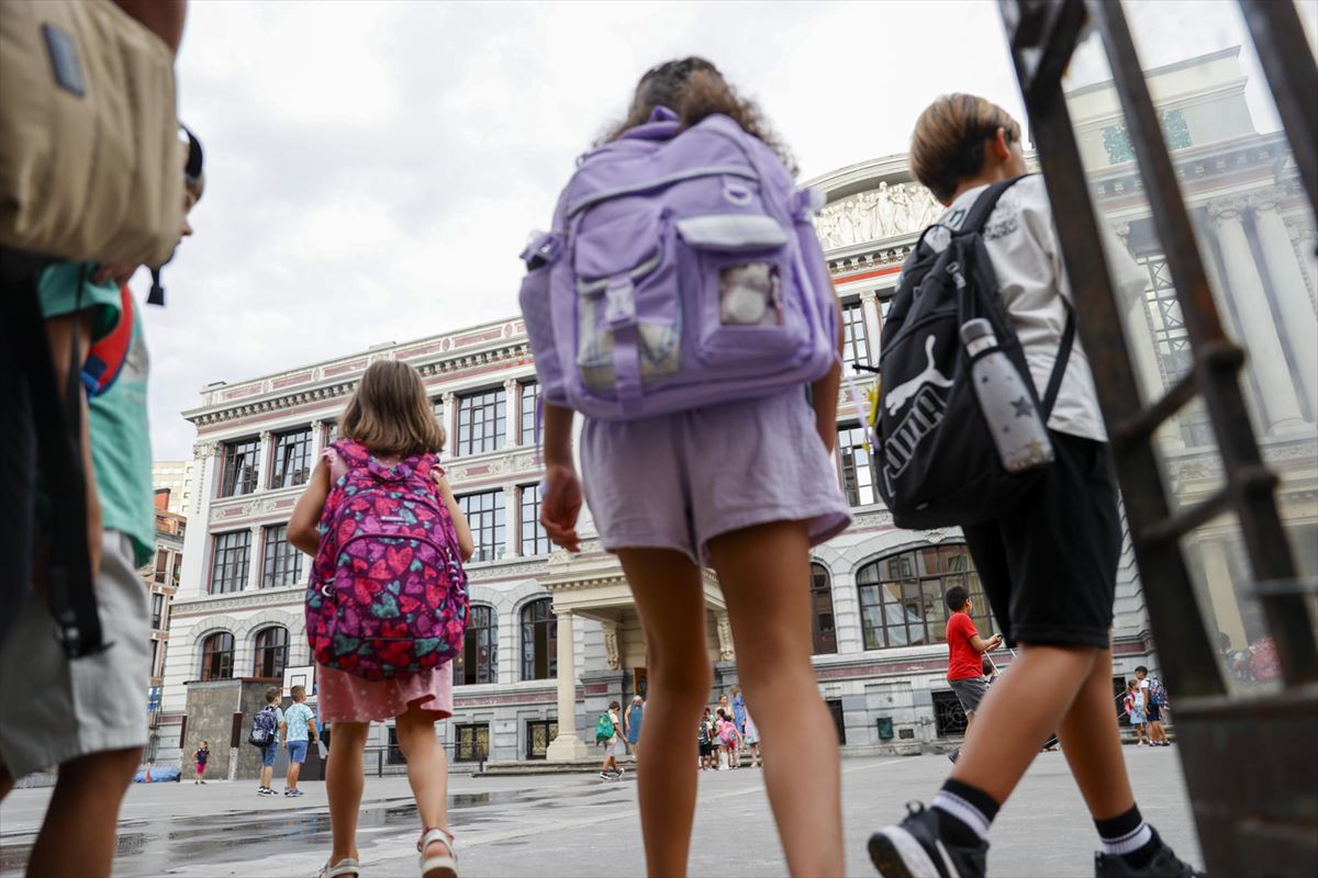 Alumnado a la puerta de un colegio de Bilbao