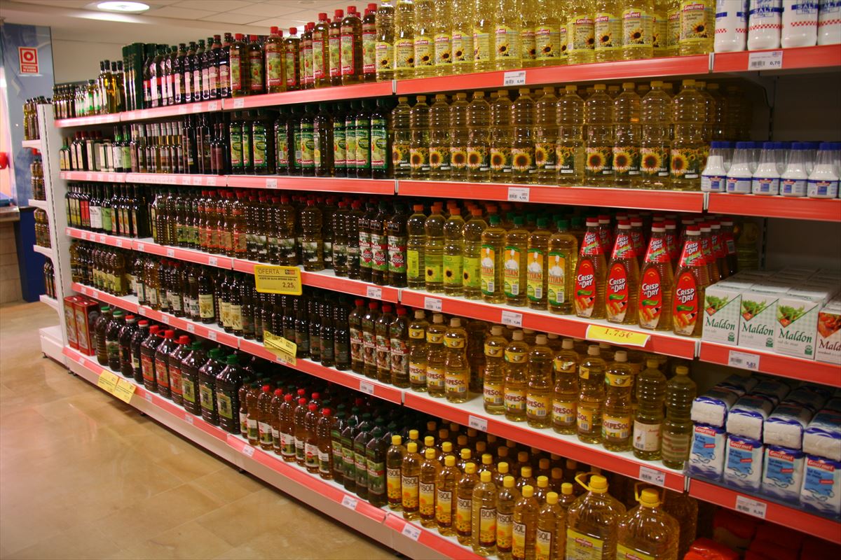 Estantería de aceites en un supermercado. Foto: Tamorlan (Wiki Commons)