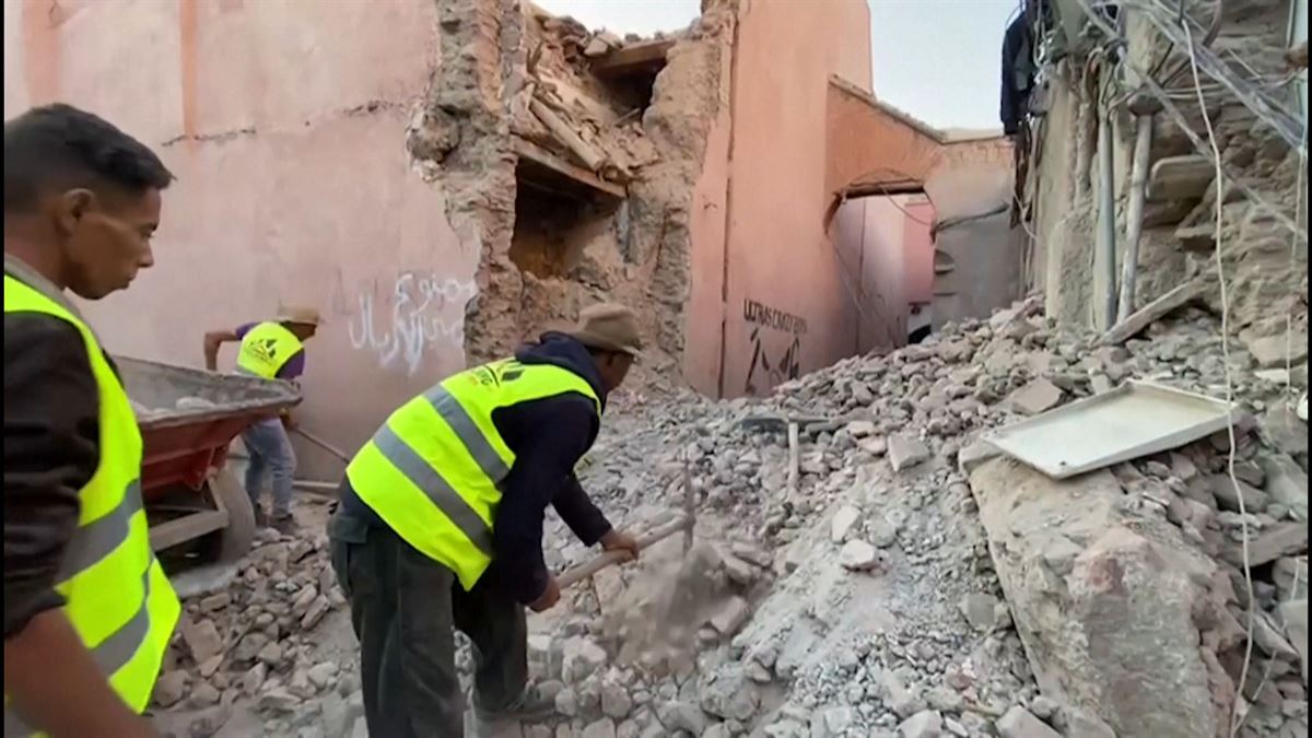 Continúan las labores de rescate de las personas atrapadas bajo los escombros tras el terremoto de Marruecos