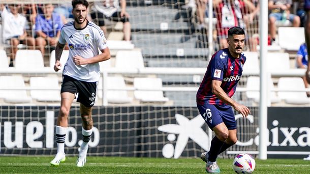 Sergio Alvarez baloia eraman nahian. Argazkia: EFE