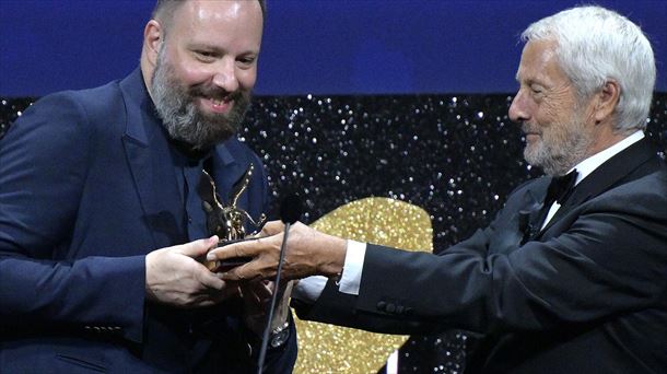 Lanthimos recibe el León de Oro del Festival de Venecia. Foto: EFE