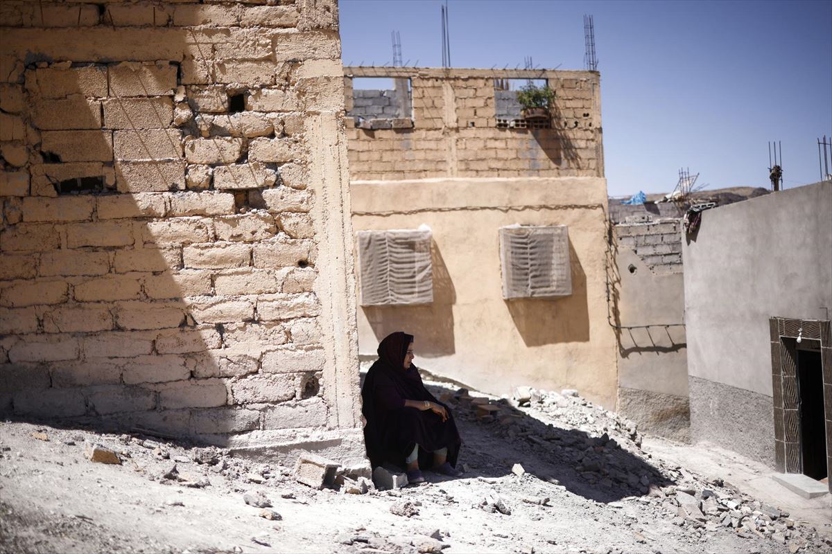 Una mujer en Moulay Brahim, localidad castigada por el terremoto en Marruecos. Foto: EFE