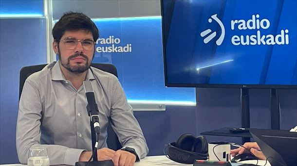 Lander Martínez, en los estudios de Radio Euskadi. 
