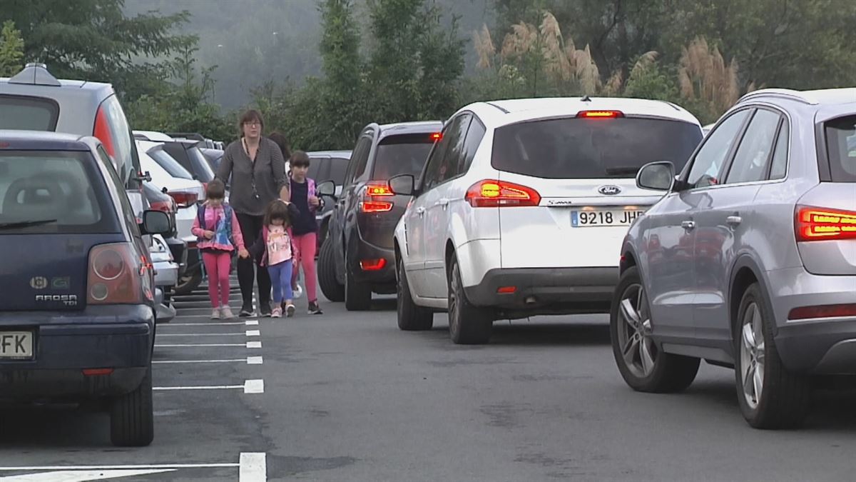 Coches a la entrada de un centro escolar. Imagen obtenida de un vídeo de EITB Media.