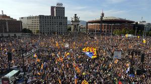 Dozenaka mila pertsona kalera atera dira amnistiak markatutako Diada egunean