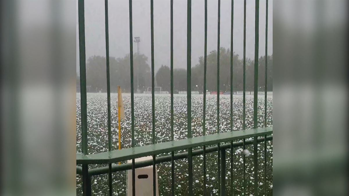 El campo de fútbol de Igorre, cubierto de un manto blanco de granizo