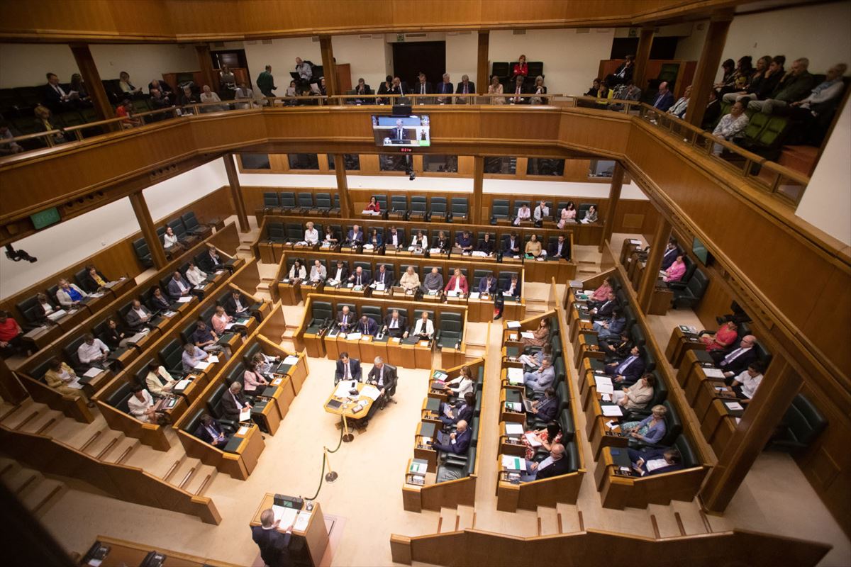 Imagen de un pleno de política general en el Parlamento Vasco