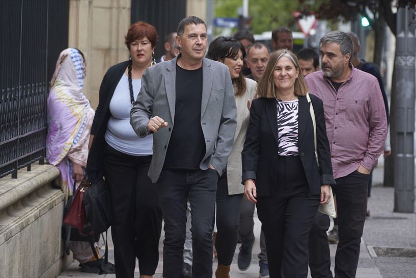 Otegi y Kortajarena antes de entrar en el Parlamento. Foto: EFE
