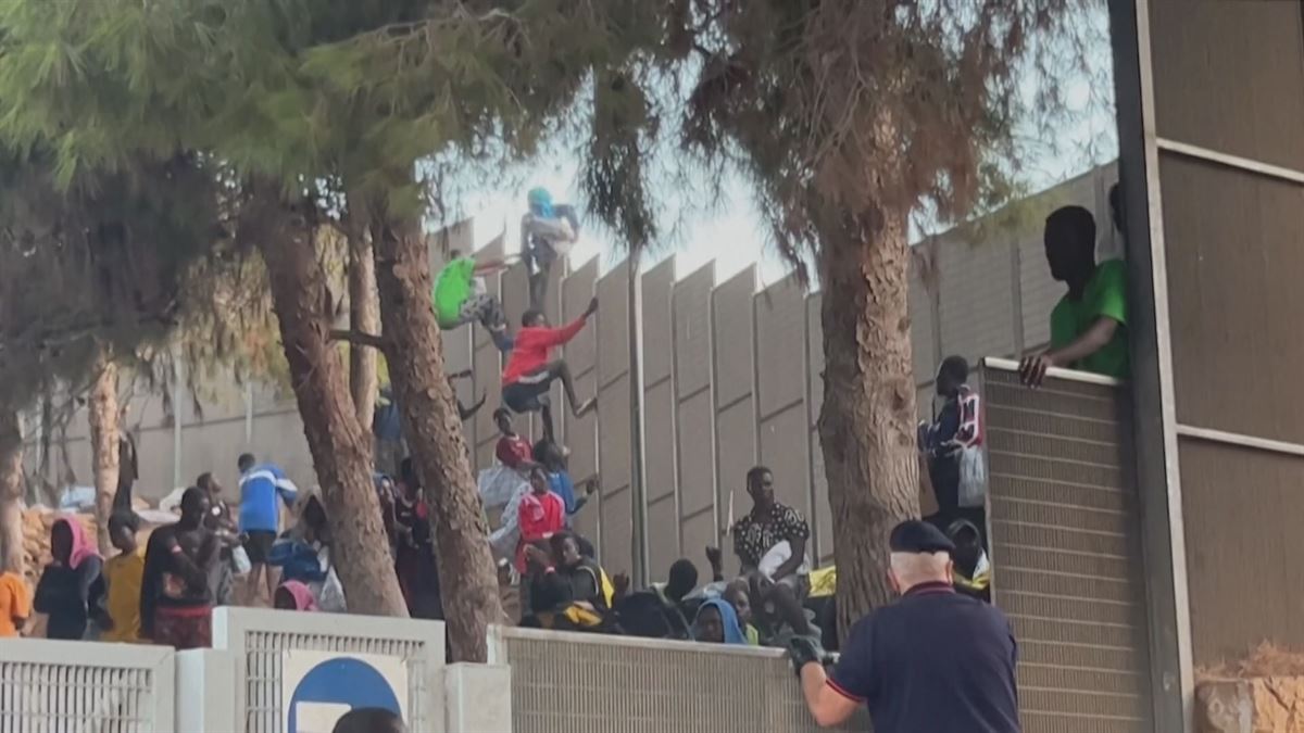 Migrantes en Lampedusa. Imagen obtenida de un vídeo de Agencias.