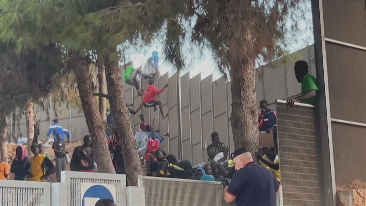 Migratzaileen etorrera masiboak kaosa eragin du Italiako Lampedusa uhartean