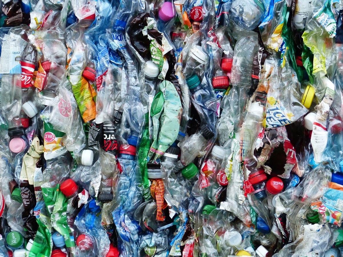 Envases de plástico no reutilizables en un vertedero. Foto: pixabay.com