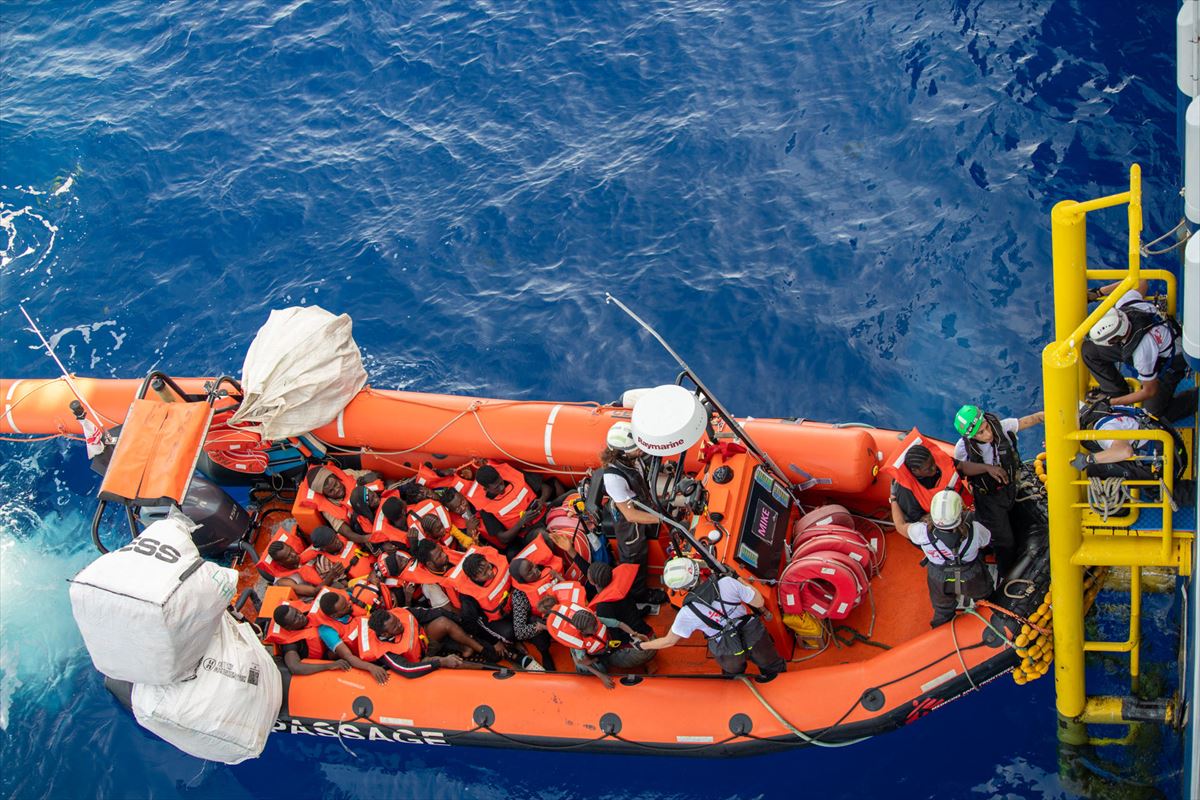 Rescate del buque Geo Barents, de la ONG Médicos Sin Fronteras (MSF). Foto: EFE