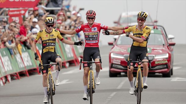 Roglic, que no seguirá en el Jumbo-Visma, Vingegaard y Kuss, en la Vuelta a España. Foto: EFE.