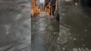 Euri eta txingor ekaitzak kaleak ibai bihurtu zituen Bilbon eta inguruetan larunbat arratsaldean