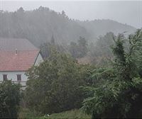 Fuerte tormenta de lluvia y viento en Jaurrieta