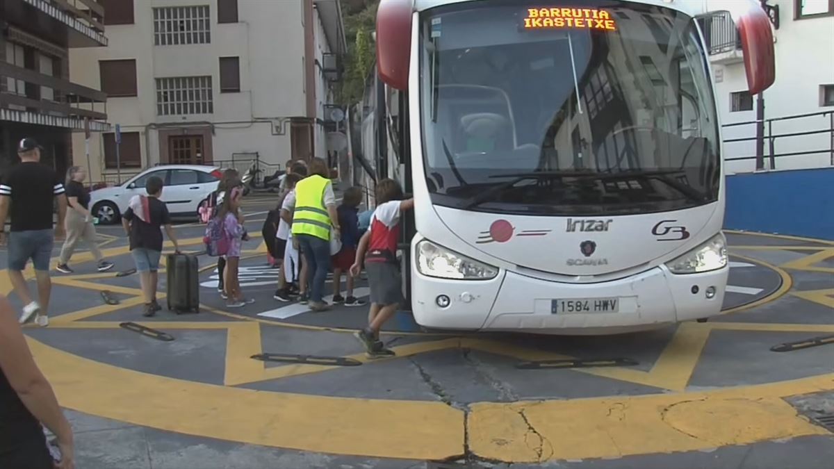 Alumnado a la puerta de un colegio de Bilbao