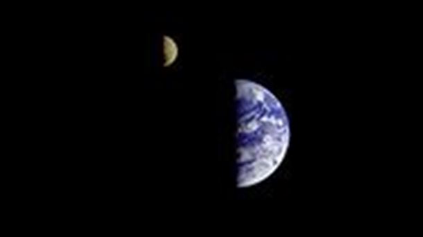 La Tierra y la Luna vistas por la Voyager 1