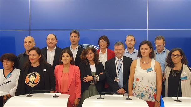 Representantes de Kontseilua junto con miembros de la red ELEN, ayer, en la Eurocámara. 