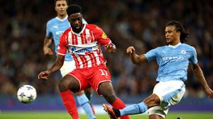 El Manchester City empieza la defensa del título con remontada y el Barça golea al Amberes