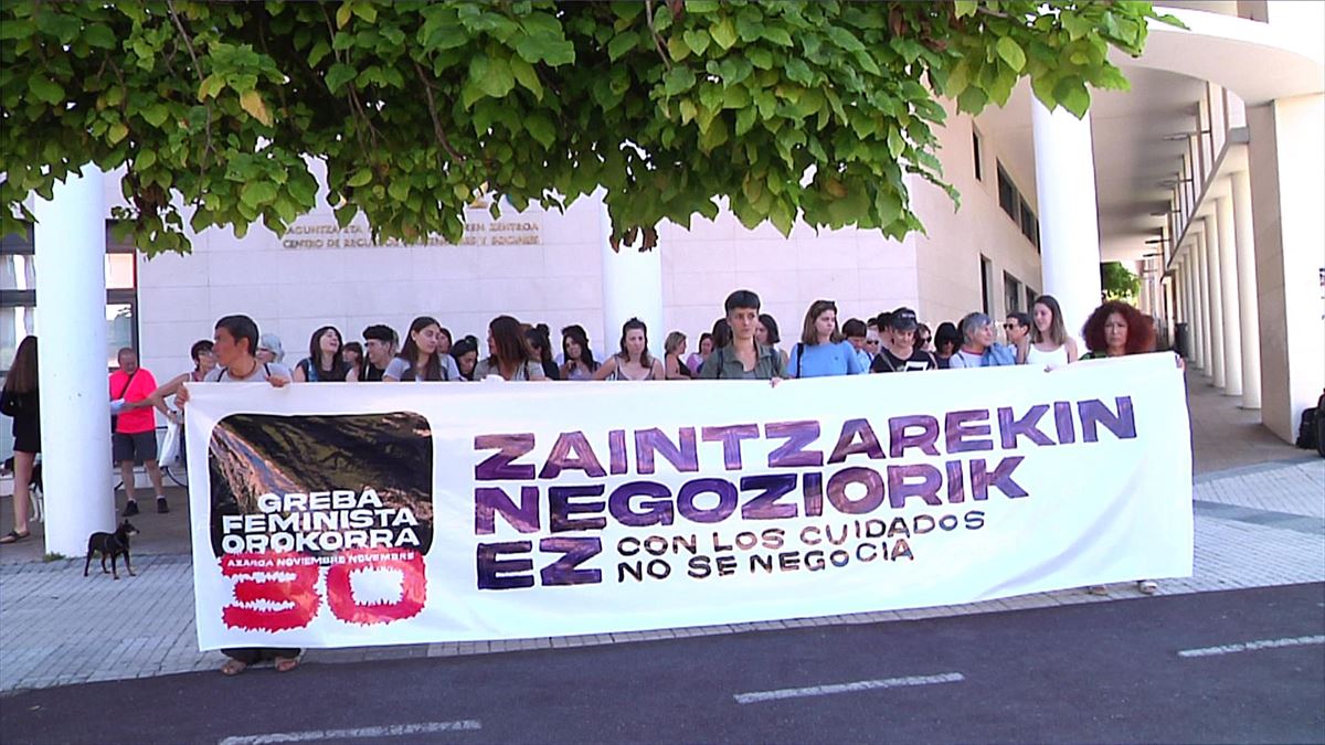 Representantes del movimiento feminista, durante la concentración en San Sebastián. 