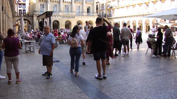 Buen ambiente en la Parte Vieja desde la mañana. Foto: EITB