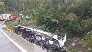 Kamioilari bat zauritu da Urretxun, Urola ibaira erorita