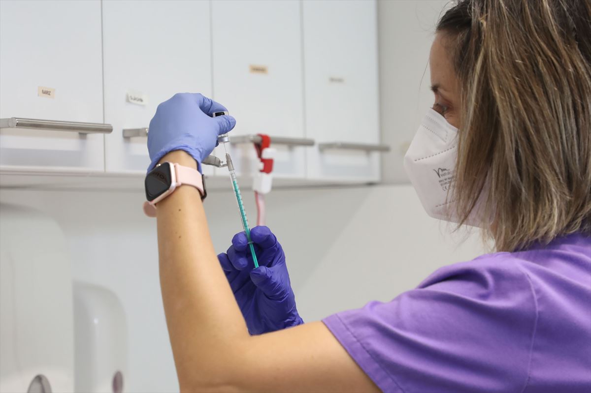 Una enfermera se prepara para administrar una vacuna. 