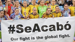 España y Suecia posan con una pancarta con el lema 'Se Acabó. Nuestra lucha es la lucha global'