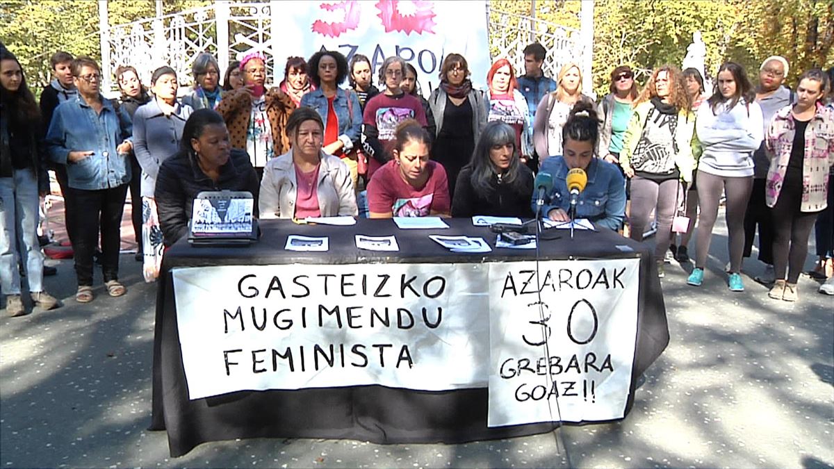 Miembros del Movimiento Feminista leen un manifiesto este sábado en Vitoria-Gastei. Foto: EITB Media